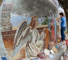 Miguel-Guerrero-working-on-a-section-of-the-wall